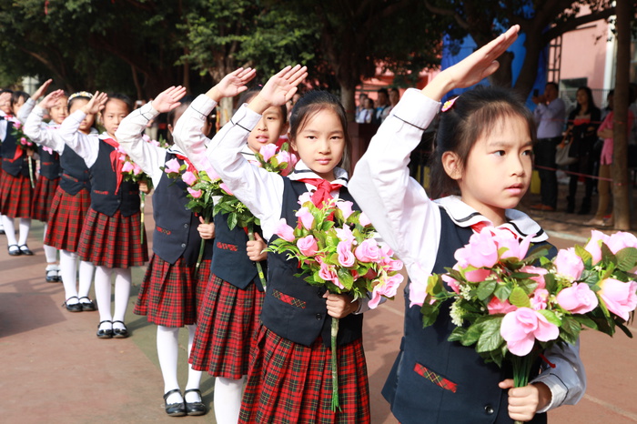 04、圖為鮮花隊的同學在升國旗儀式時向國旗敬禮