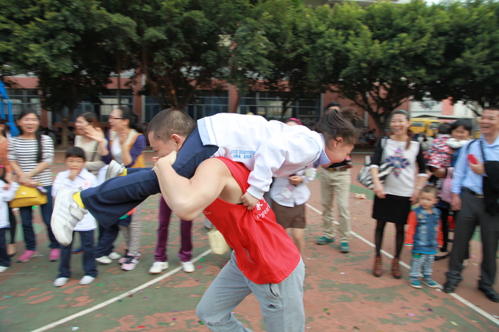 08、圖為一年級小朋友在進行&ldquo;親子運動會&rdquo;的比賽
