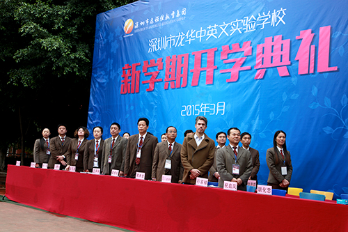 02、圖為開學(xué)典禮升國旗時學(xué)校干部行注目禮