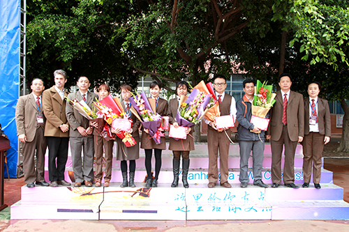 06、圖為開學(xué)典禮時學(xué)校頒獎領(lǐng)導(dǎo)與優(yōu)秀教職工合影
