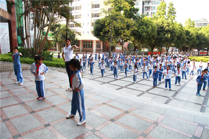 03.圖為專家組成員觀看龍華中英文實驗學(xué)校大課間活動