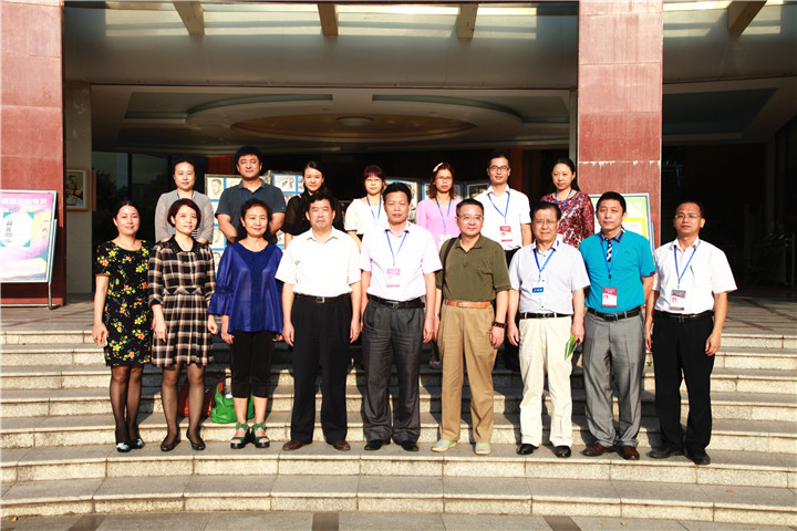 07.圖為深圳市&ldquo;特色教學(xué)實驗&rdquo;調(diào)研專家組與學(xué)校干部合影