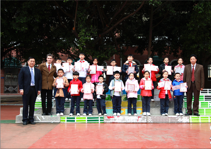 開學(xué)典禮圖片05：圖為學(xué)校領(lǐng)導(dǎo)為獲得&ldquo;遠(yuǎn)恒佳獎學(xué)金&rdquo;的同學(xué)頒獎