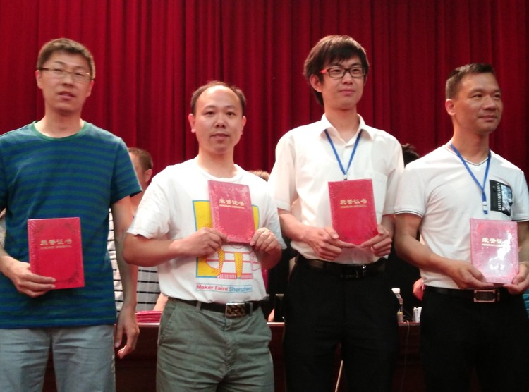 03.圖為劉翔飛老師代表學生領(lǐng)獎