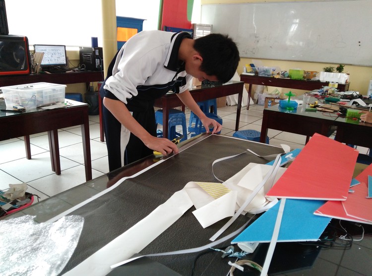 04.圖為創(chuàng)客室的同學們進行項目制作情景