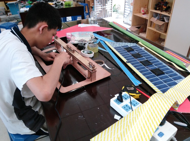 05.圖為創(chuàng)客室的同學們進行項目制作情景