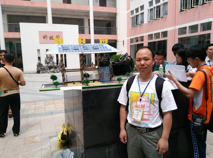 07.圖為同學們與創(chuàng)客作品留影