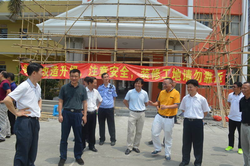 區(qū)、街道、居委會領(lǐng)導(dǎo)到標(biāo)尚學(xué)校指導(dǎo)防卸4號臺風(fēng)工作