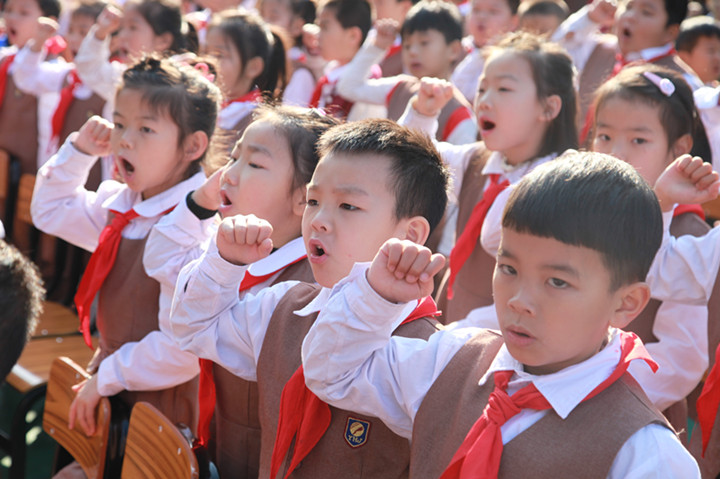 開(kāi)學(xué)典禮創(chuàng)新招，優(yōu)秀師生坐主臺(tái) ——深圳市龍華中英文實(shí)驗(yàn)學(xué)校舉行開(kāi)學(xué)典禮 