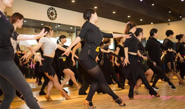 成人？你的舞蹈夢(mèng)呢?。?！