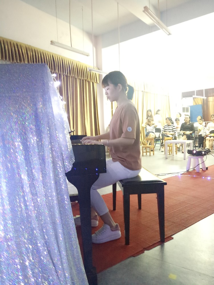 “以琴會(huì)友，以歌相伴”——園內(nèi)教師鋼琴比賽