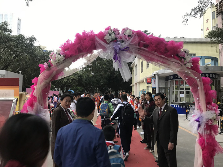我去上學(xué)校，花兒對(duì)我笑——龍華中英文開學(xué)第一天秩序井然