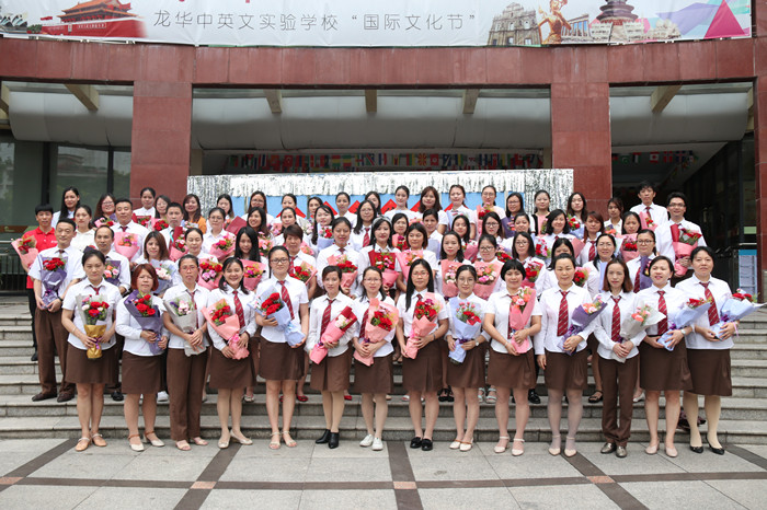 做學生愛戴、家長信任的閃亮班主任 ——深圳市“龍華區(qū)第三屆班主任節(jié)”龍華中英文實驗學校啟動儀式