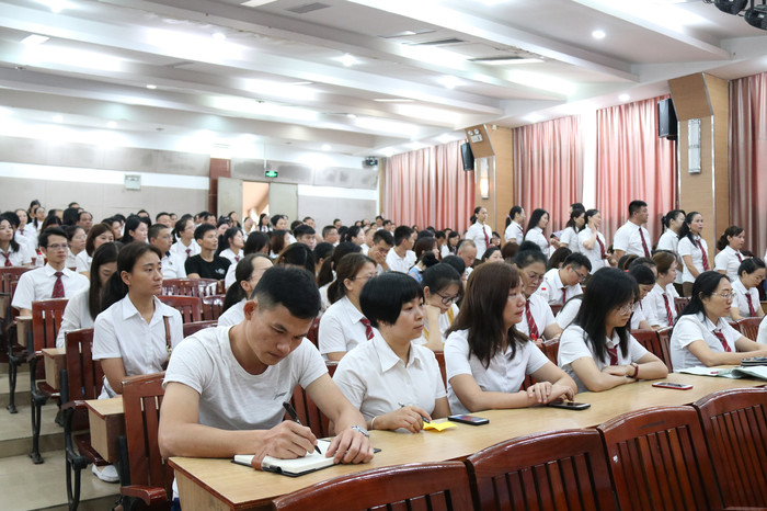 獎教獎先，傳承創(chuàng)新，建設(shè)優(yōu)質(zhì)、高端、多元的現(xiàn)代化特色學(xué)校 ——學(xué)校召開2019秋季學(xué)期全體教職工大會