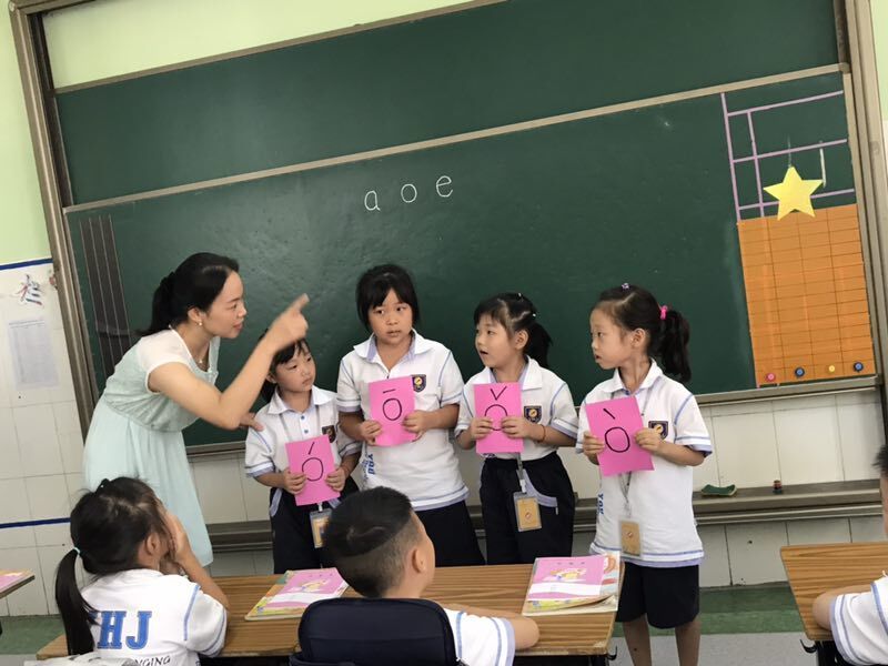 落實“兩個常規(guī)”，實施“青藍工程” ——小學低年級段語文學科教研重實訓(xùn)