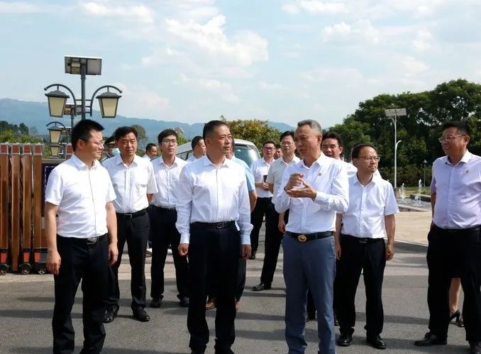 劉小強(qiáng)書記率領(lǐng)區(qū)領(lǐng)導(dǎo)集體調(diào)研遠(yuǎn)恒佳學(xué)?！P(guān)注教育、關(guān)心教育、支持教育